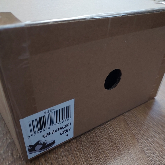 NWT Fubu Low Top Lace Up Sneakers Boys size 4 - Picture 8 of 8